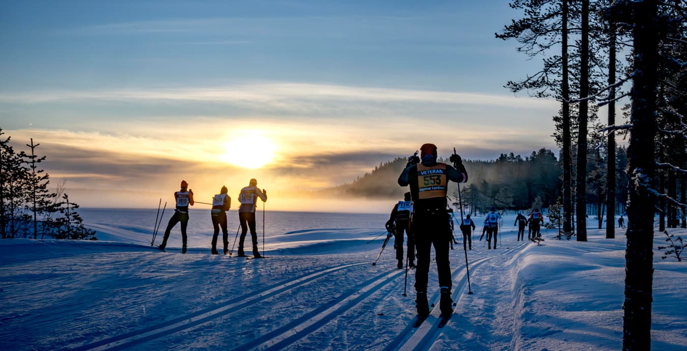 Skidspår på snö för längdskidträning
